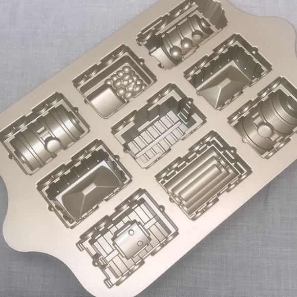 Nordic Ware Train Cake Pan 5 cups - Picture 2 of 11